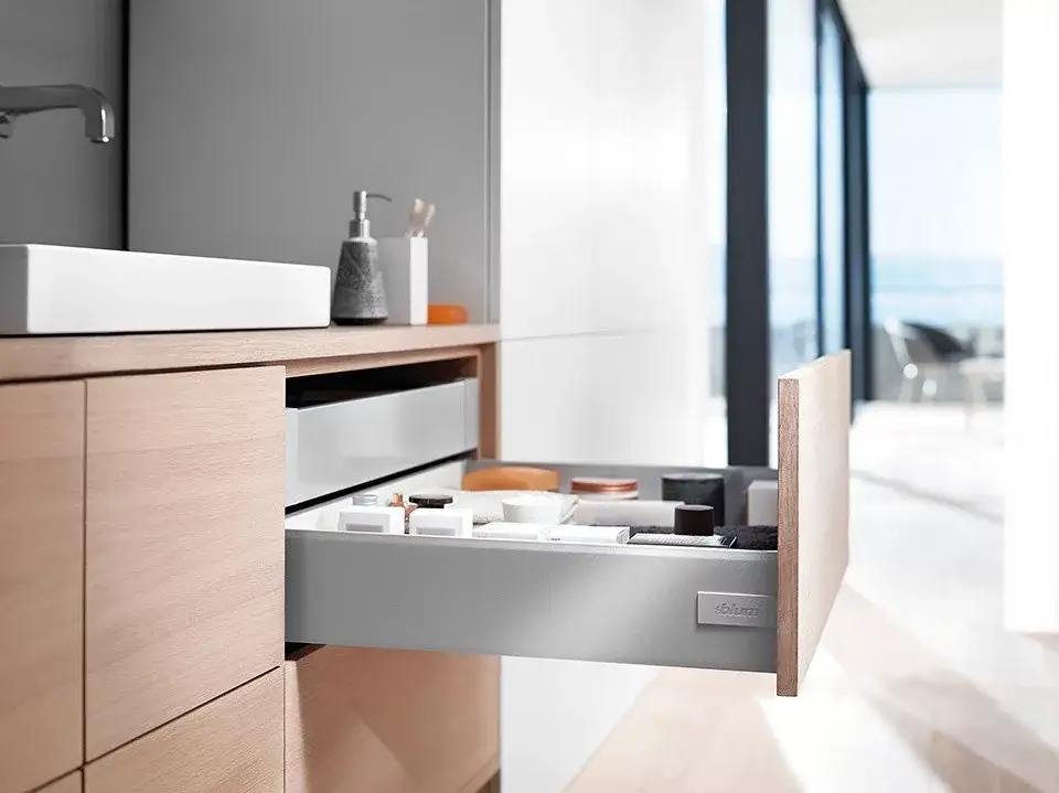 Vedd meg online K-BLUM Antaro K 600 mm/30 kg, Blumotion/TOB, szürke R9006, csavar