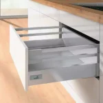 K-HETTICH Innotech Atira hosszanti magasító korlát középre 470, ezüst, tipli Azonnali szállítás