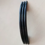 Műanyag bútorfogantyú, fekete színű, 64 mm furattávval, 10 db Újdonság