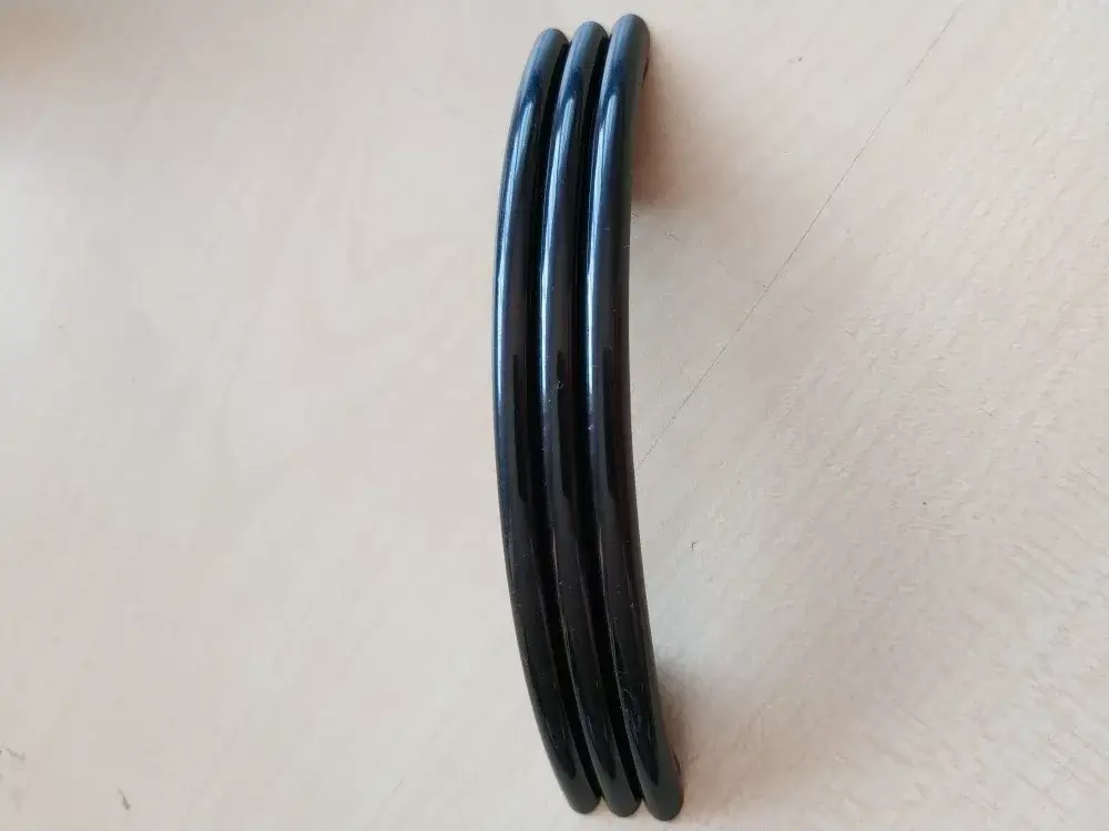 Műanyag bútorfogantyú, fekete színű, 64 mm furattávval, 10 db Újdonság