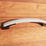 Utolsó esély 10 db Műanyag bútorfogantyú, szürke - fekete végű, 96 mm furattávval