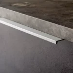 Ajánlat LUCATA fém bútorfogantyú, fényes felületű, nemesacél imitáció, 160 mm furattávval
