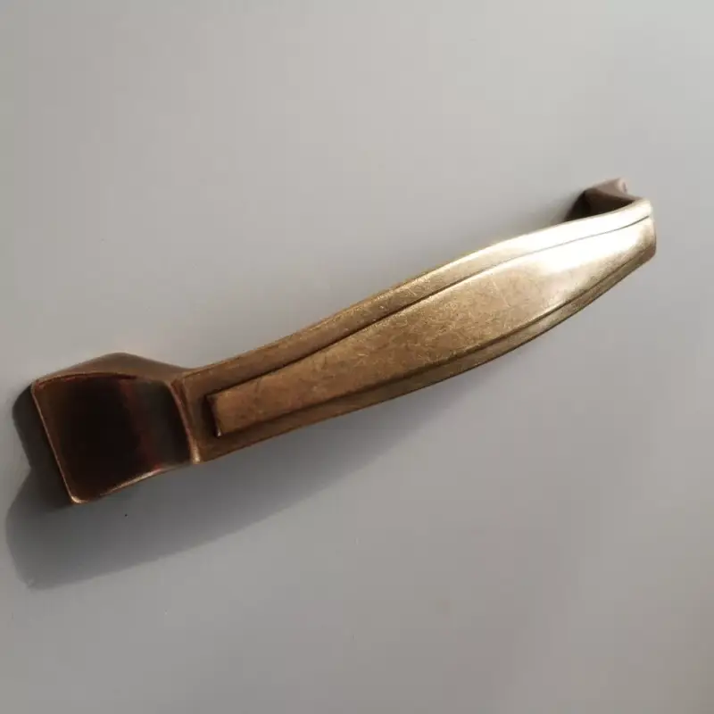 Fém bútorfogantyú, bronz színű, 96 mm furattávval Gyors kiszállítás