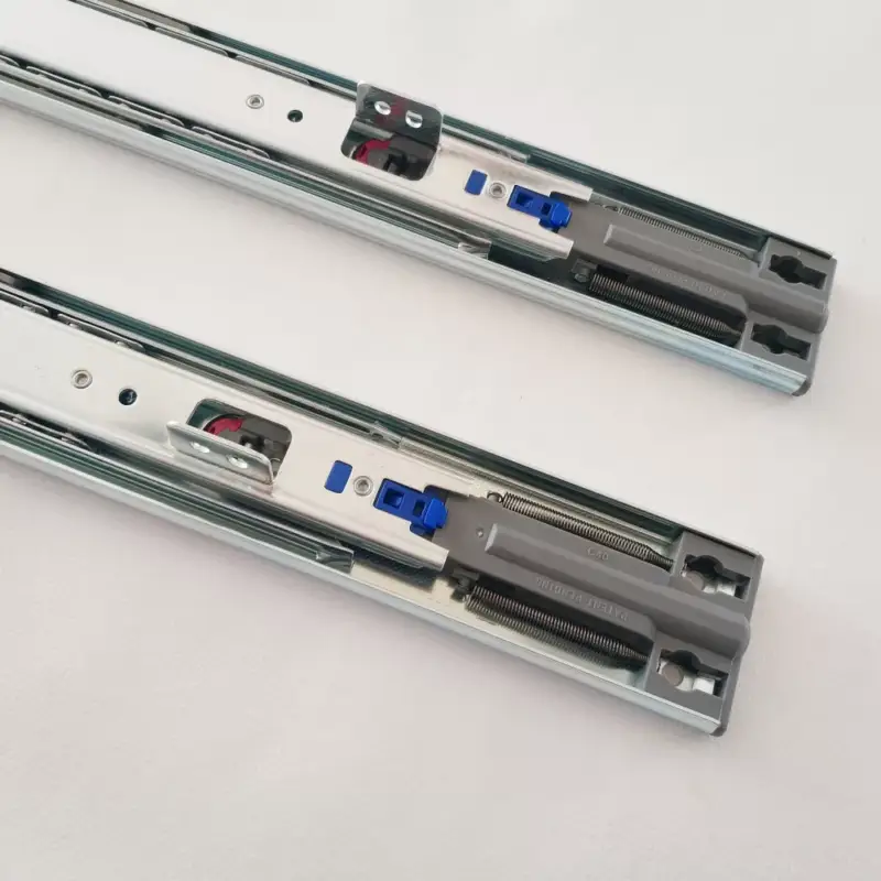Expressz szállítás Strong golyós 600 mm, teljes kihúzású fióksín csillapítással, 45 kg