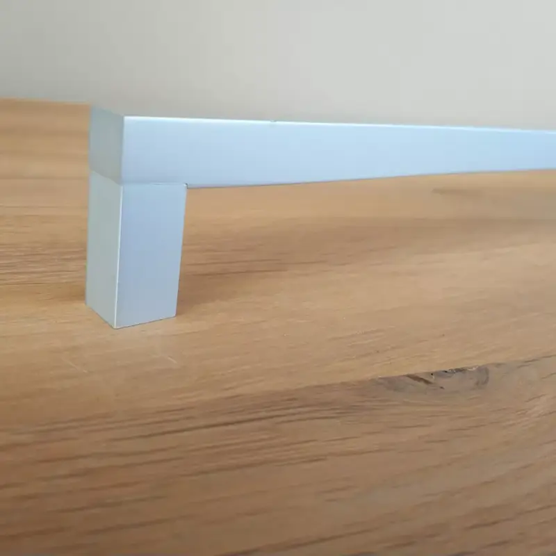 Kiárusítás Fém bútorfogantyú, matt króm színű, 672 mm furattávval