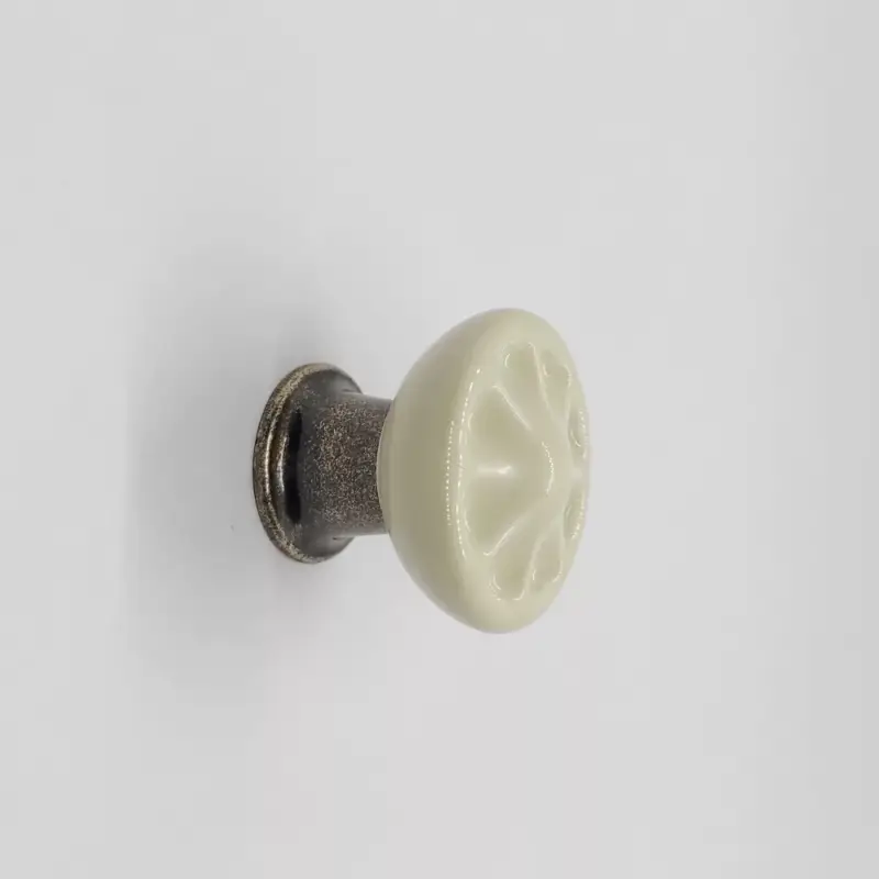 Kiárusítás COUNTRY fém-porcelán bútorgomb, bézs színű, bronz talprésszel