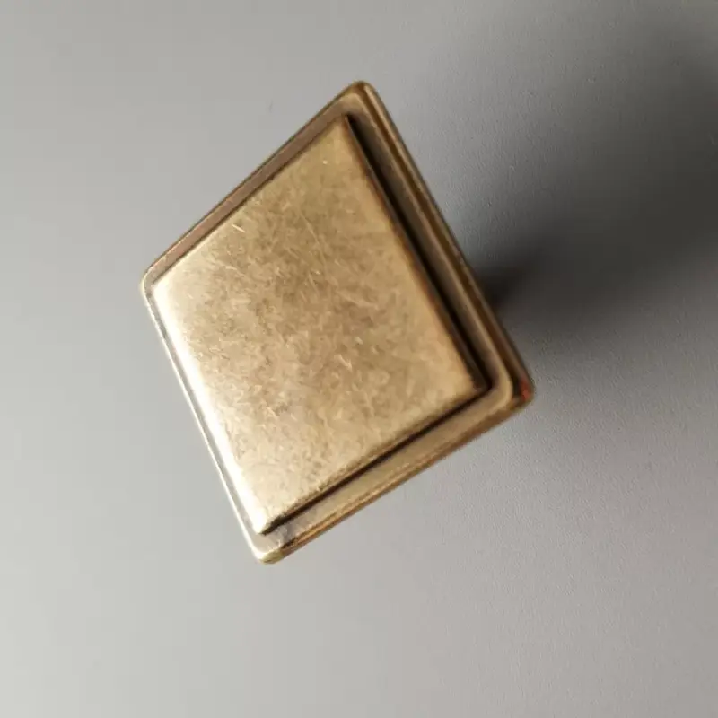 Biztonságos vásárlás Négyszögletű, fém bútorgomb, bronz színű, 25 x 25 mm