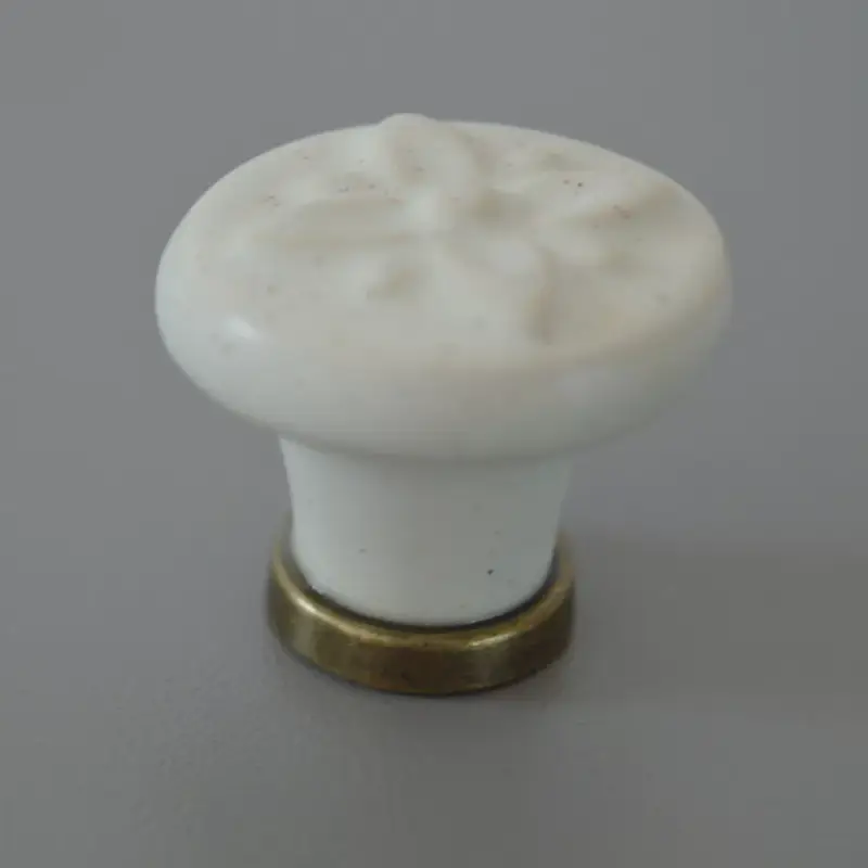 Ne maradj le Fém-porcelán bútorgomb, gress porcelás, bronz talprésszel, virág formájú