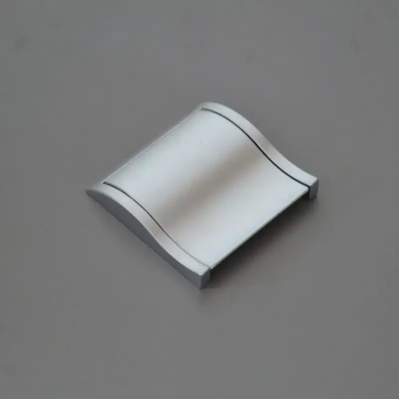 Nagy fém, matt kibillenős bútorfogantyú 32 mm furattávolsággal Szuper akció