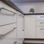 Vedd meg most ÚJ NAKANA fém bútorfogantyú, csiszolt nikkel színű, 320 mm furattávval