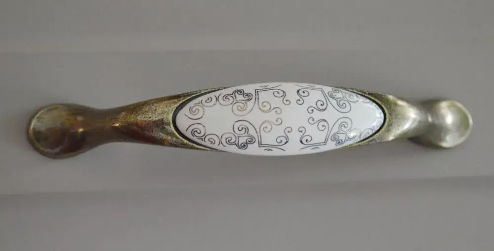 Bestseller Porcelán-fém bútorfogantyú, bronz - arany motívummal, 96 mm furattávval
