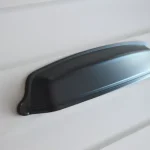 EVER fém bútorfogantyú, matt fekete színű, 128 mm furattáv Szuper akció