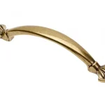 Végkiárusítás Fém bútorfogantyú, antik bronz színű, 96 mm furattávval
