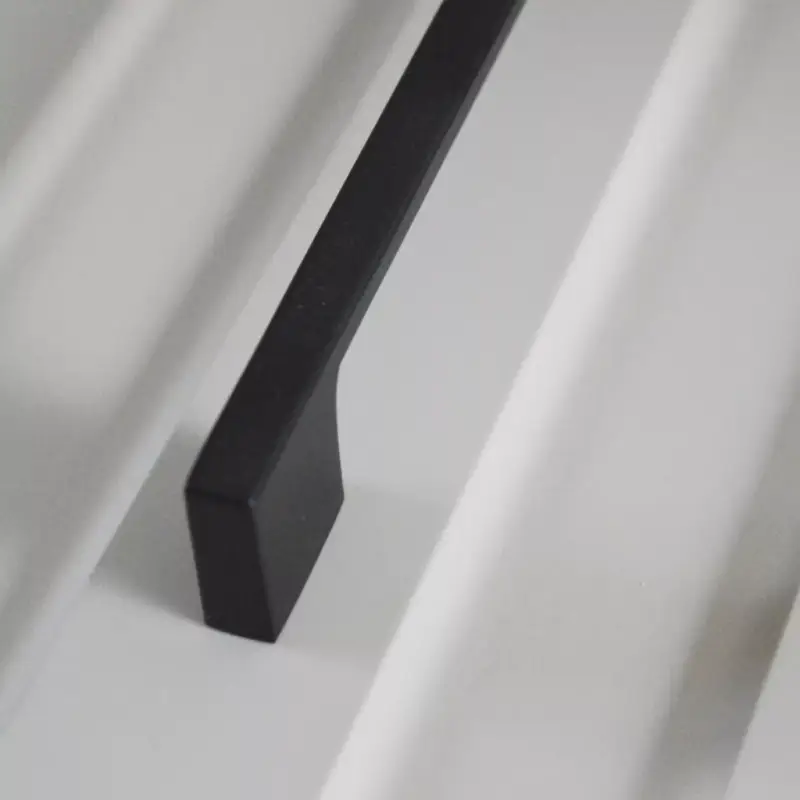 Legkelendőbb B0014 fém bútorfogantyú, fekete színű, 128 mm furattávval