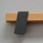 Szezonális akció BEAM, Antracit színű fém-lakkozott tölgy bútorfogantyú, 128 mm furattávval