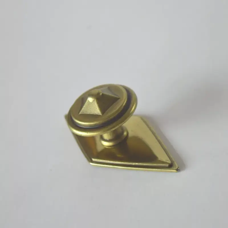 Möbelknopf und Sockel aus Metall, Bronze glänzend Ajánlat