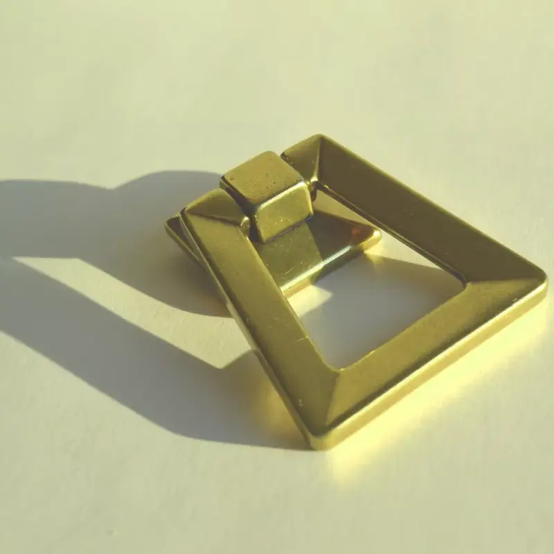 Klassischer Möbelknopf aus Metall in glänzender Bronzefarbe Csak ma