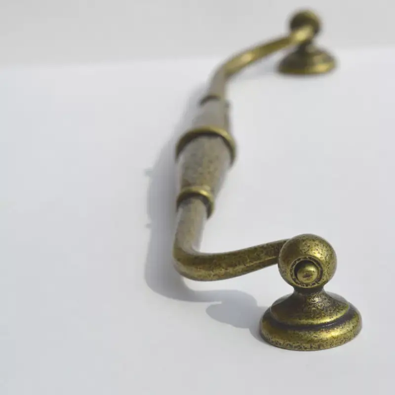 Újdonság Möbelgriff aus Metall in Bronze patiniert