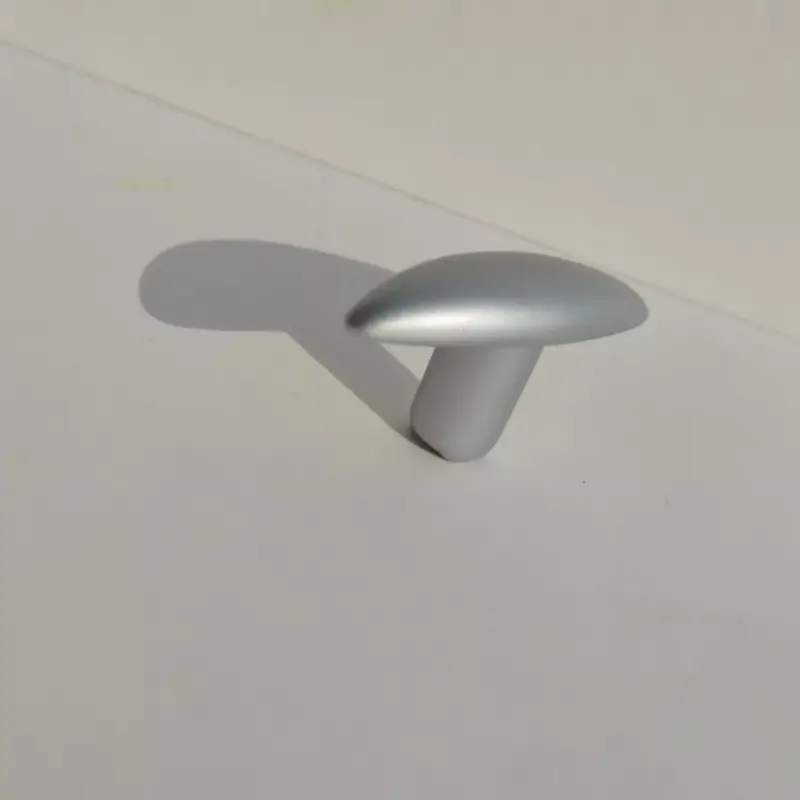 Klassischer Möbelknopf aus Metall in mattem Chrom Nézd meg most