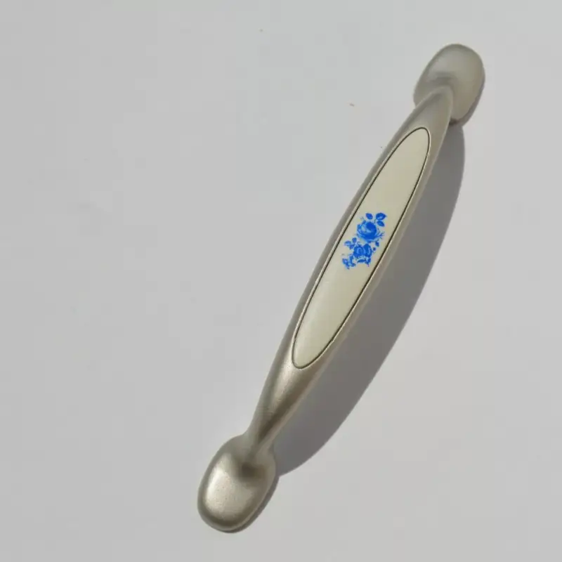 Metall-Kunststoff-Möbelgriff, champagnerblaues Blumenmuster, Bohrungsdurchmesser 96 mm Árengedmény