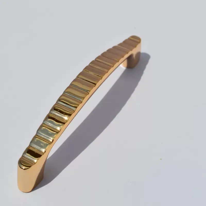 Gyors kiszállítás Metallgriff mit geriffelter Oberfläche, Lochabstand 96 mm, goldfarben