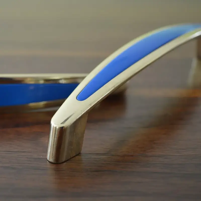 Kihagyhatatlan ajánlat Modern aussehender klassischer goldfarbener Metall-Möbelgriff mit blauer Intarsie