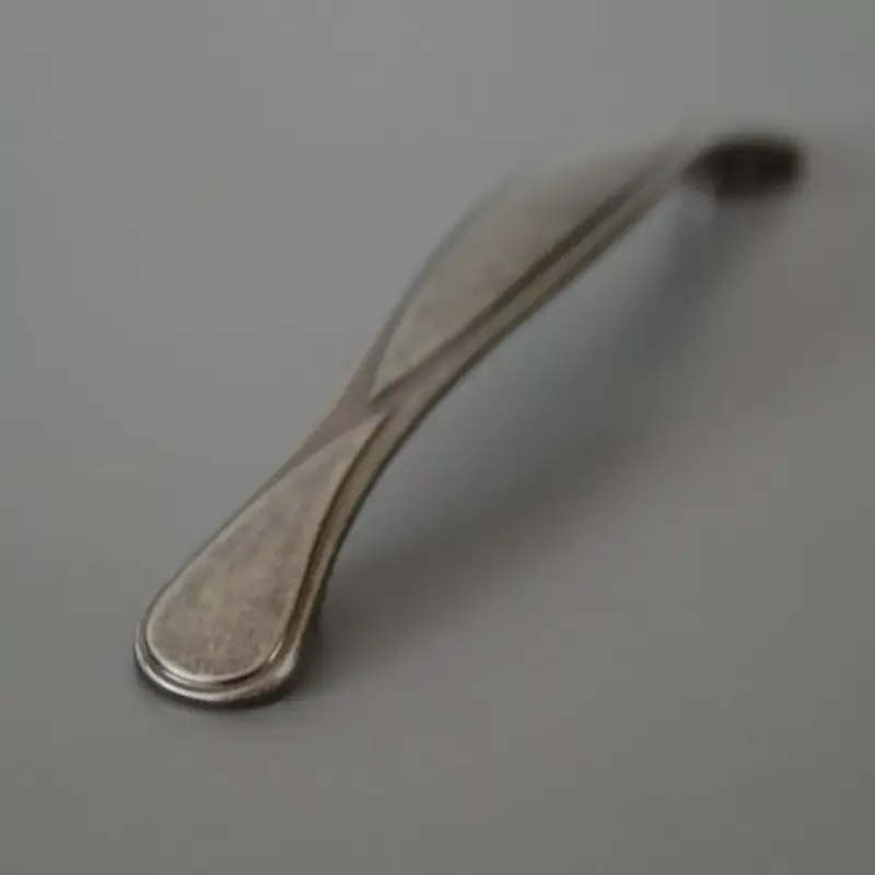 5033AL128-Möbelgriff aus antikisiertem schwarzem Metall mit 128 mm Lochabstand Vedd meg most