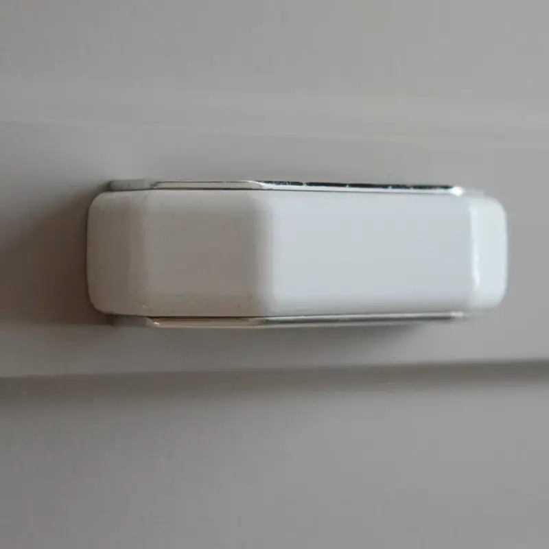 Kunststoff, silber-weißer Möbelgriff, 64 mm Bohrung, 2. Klasse Korlátozott ajánlat