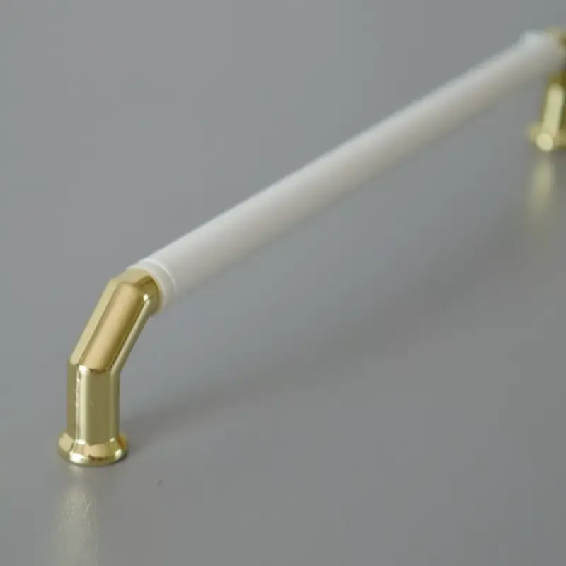 Metall-Kunststoff-Möbelgriff, gold-weiß, mit 128 mm BA Csak ma