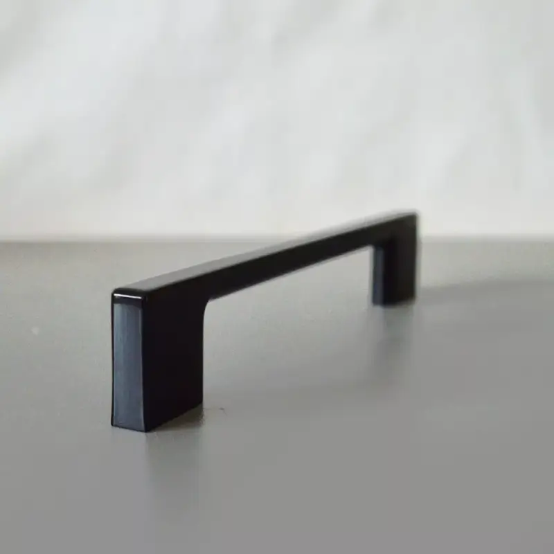 Kedvezmény 2576_FEK_128 Metall-Möbelgriff, schwarz glänzend mit 128 mm Lochabstand