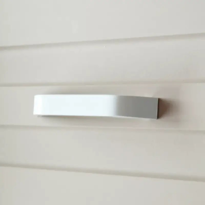 6068_FE Weiss Metall-Möbelgriff mit 128 mm Lochabstand Alacsony ár