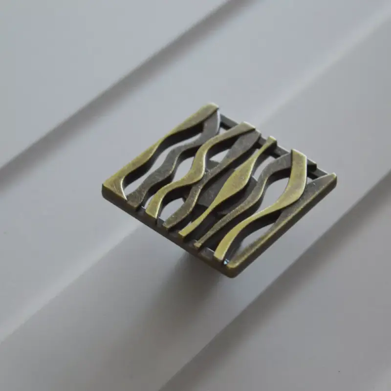 Árengedmény Z242 Quadratischer Metall-Möbelknopf, antike Bronze