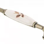 Azonnali szállítás Porzellan-Metall-Möbelgriff mit antiker bronze-brauner Blume, 96 mm Bohrung