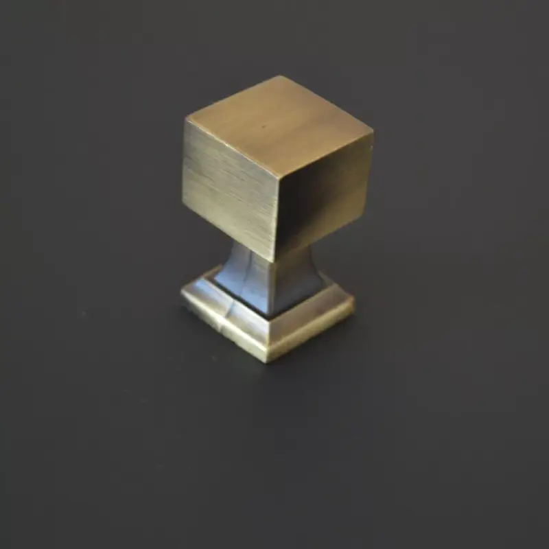 153741804 Viereckiger Metallmöbelknopf, antikbronzefarben Akció