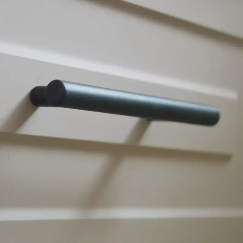 Újdonság Mattschwarzer Metallgriff für Stangen, mit 288 mm Lochabstand