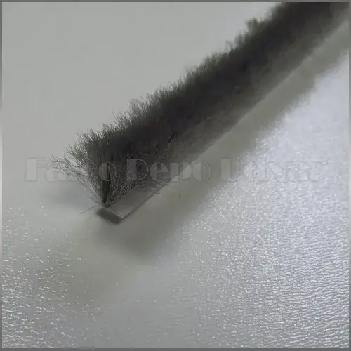 Sevroll - Tömítőkefe öntapadós 6,9x12mm SZÜRKE (Alfa, Focus, Pluton és Kapa) Végkiárusítás
