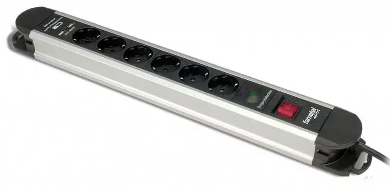 Gyors szállítás Földelt szerelt elosztó, hatos + 2db USB, kapcsolós, fekete, 22006, Famatel S.A