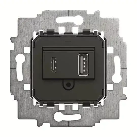 ABB USB tápegység betét, süllyesztett, USB-A és USB-C kivezetéssel 6475 U-500, 2CKA006400A0399 Biztonságos fizetés